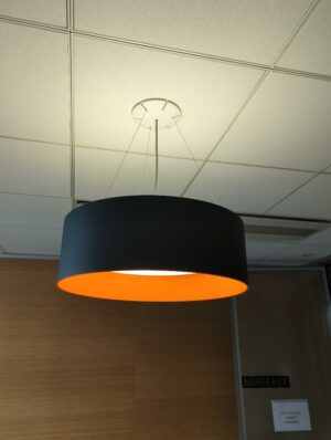 Suspension lumineuse abat-jour en plastique noir et orange diffuseur opaque suspendu par trois filins. 
Unités : 17 
rdc, rdc haut
