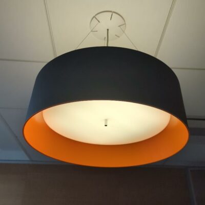 Suspension lumineuse abat-jour en plastique noir et orange diffuseur opaque suspendu par trois filins. 
Unités : 17 
rdc, rdc haut