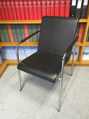 Fauteuil de marque Klober structure en acier chromée, coque en bois stratifié clair, assise dossier et accoudoirs en cuir noir. 86 x 55 x 67 cm. 
unités : 5

bibliothèque -2, 2-50