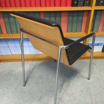 Fauteuil de marque Klober structure en acier chromée, coque en bois stratifié clair, assise dossier et accoudoirs en cuir noir. 86 x 55 x 67 cm. 
unités : 5

bibliothèque -2, 2-50