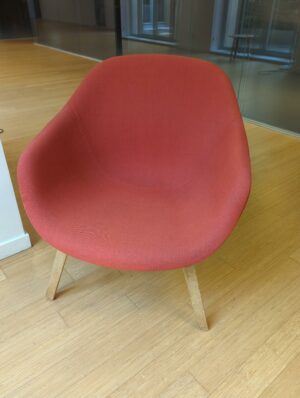 Fauteuil design Hee Welling modèle About A Lounge édition Hay recouvert de tissu rouge, piètement en bois naturel.
80 x 76 x 55 cm
unités : 5
rdc, rdc haut , 1-42, 2eme bas