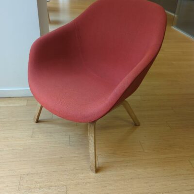 Fauteuil design Hee Welling modèle About A Lounge édition Hay recouvert de tissu rouge, piètement en bois naturel.
80 x 76 x 55 cm
unités : 5
rdc, rdc haut , 1-42, 2eme bas