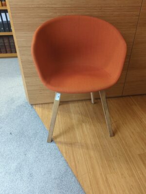 Fauteuil design Hee Welling modèle About A Chair édition Hay, structure en bois naturel, garniture en tissu orange. 80 x 59 x 50 cm.
unités : 29
 bibliothèque -2, es13, rdc, rdc haut, 1-25, 1-18, 3-95, 3-83