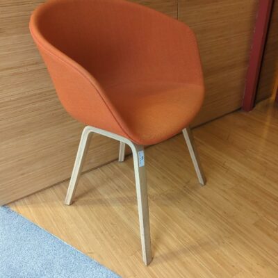 Fauteuil design Hee Welling modèle About A Chair édition Hay, structure en bois naturel, garniture en tissu orange. 80 x 59 x 50 cm.
unités : 29
 bibliothèque -2, es13, rdc, rdc haut, 1-25, 1-18, 3-95, 3-83
