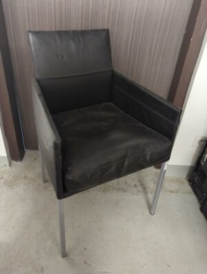 Fauteuil de marque KFF modèle Texas recouvert de cuir noir, piètement en acier à section carrée, assise amovible. 86 x 53 x 53 cm. 
unités : 26
 -1 salle à manger , 2eme bas, -2 vestiaire