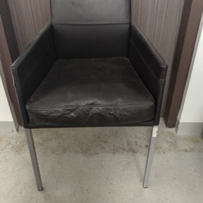 Fauteuil de marque KFF modèle Texas recouvert de cuir noir, piètement en acier à section carrée, assise amovible. 86 x 53 x 53 cm. 
unités : 26
 -1 salle à manger , 2eme bas, -2 vestiaire