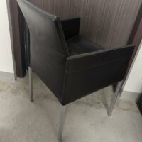 Fauteuil de marque KFF modèle Texas recouvert de cuir noir, piètement en acier à section carrée, assise amovible. 86 x 53 x 53 cm. 
unités : 26
 -1 salle à manger , 2eme bas, -2 vestiaire – Image 3