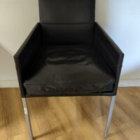 Fauteuil de marque KFF modèle Texas recouvert de cuir noir, piètement en acier à section carrée, assise amovible. 86 x 53 x 53 cm. 
unités : 26
 -1 salle à manger , 2eme bas, -2 vestiaire – Image 5