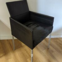 Fauteuil de marque KFF modèle Texas recouvert de cuir noir, piètement en acier à section carrée, assise amovible. 86 x 53 x 53 cm. 
unités : 26
 -1 salle à manger , 2eme bas, -2 vestiaire – Image 6
