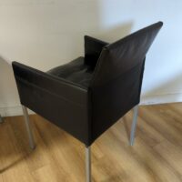 Fauteuil design Karl Friedrich Foster modèle Texas édition KFF recouvert de cuir noir, piètement en acier à section carrée, assise amovible. 86 x 53 x 53 cm. 26 unités. Vendu à l'unité avec faculté de réunion. Localisation : 6 rue Duret - 75116 Paris :  -1 salle à manger, 2eme bas, -2 vestiaire – Image 3