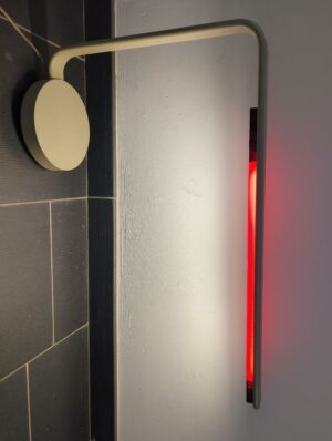 Lampe de table design Ora Ito modèle One Line édition Artemide. . 
unité 1 
-2 repro