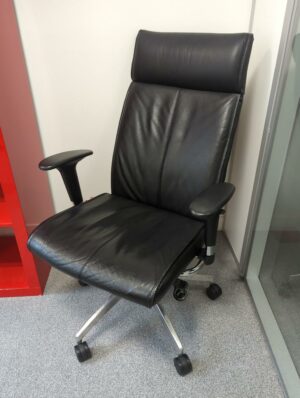 Fauteuil de direction pivotant ajustable sur roulettes de marque Seriway en cuir noir. 120 x 70 x 55 cm. 
unités : 16
Es5, es3, es10, es80, 1-40, 1-34, 2-55, 2-50, 2-59, 2-60, 2-64, 3-80, 3-77, 3-83, 518, 520