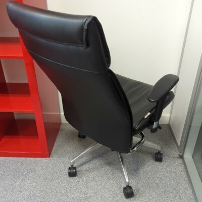 Fauteuil de direction pivotant ajustable sur roulettes de marque Seriway en cuir noir. 120 x 70 x 55 cm. 
unités : 16
Es5, es3, es10, es80, 1-40, 1-34, 2-55, 2-50, 2-59, 2-60, 2-64, 3-80, 3-77, 3-83, 518, 520