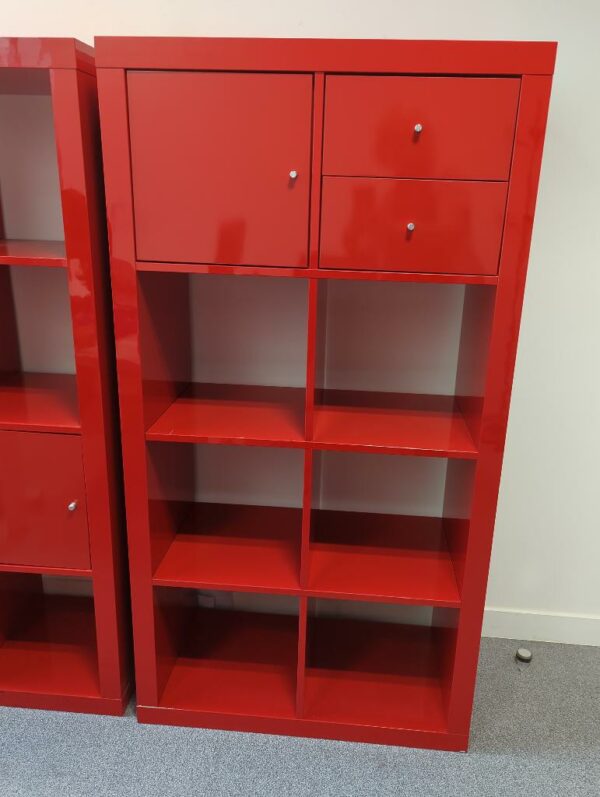 Bibliothèque en bois laqué rouge à 8 compartiments dont un ouvrant par une porte et un ouvrant par deux tiroirs, divers modèles.. 150 x 80 x 40 cm. 
unités : 16
es5, 1-34, 1-31, 1-16, 2-53, 2-48, 2-47, 2-61, 2-68, 3-95, 3-85
