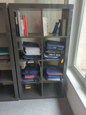 Meuble bibliothèque en bois laqué gris à 8 compartiments. 150 x 79 x 39 cm
unités : 16

es15, es10, es8, 1-27, 1-26, 1-25, 1-29, 1-24, 2-56