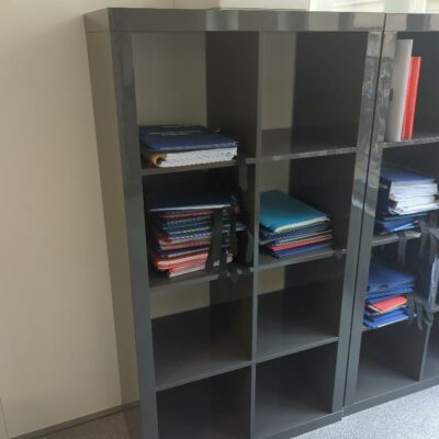 Meuble bibliothèque en bois laqué gris à 8 compartiments. 150 x 79 x 39 cm
unités : 16

es15, es10, es8, 1-27, 1-26, 1-25, 1-29, 1-24, 2-56