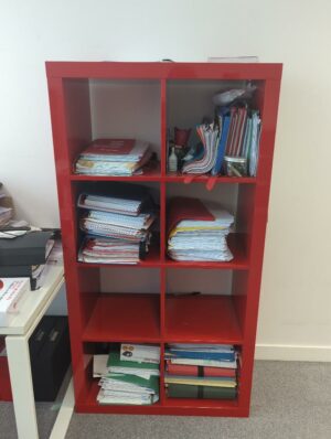 Meuble bibliothèque en bois laqué rouge à 8 compartiments. 150 x 79 x 39 cm
unités : 35

es 15, es14, es12, 1er, 1-35, 1-38, 1-27, 1-28, 1-29, 1-24, 1-31, 1-20, 1-18, 1-16, 2-51, 2-52, 2-55, 2-59, 2-68, 2-61, 3-76, 3-75