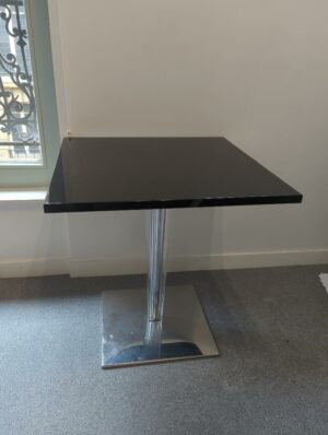 Table à plateau carré en bois laqué noir piètement en plexiglas biseauté base en acier chromé. usure 73 x 70 x 70 cm. 
es 15