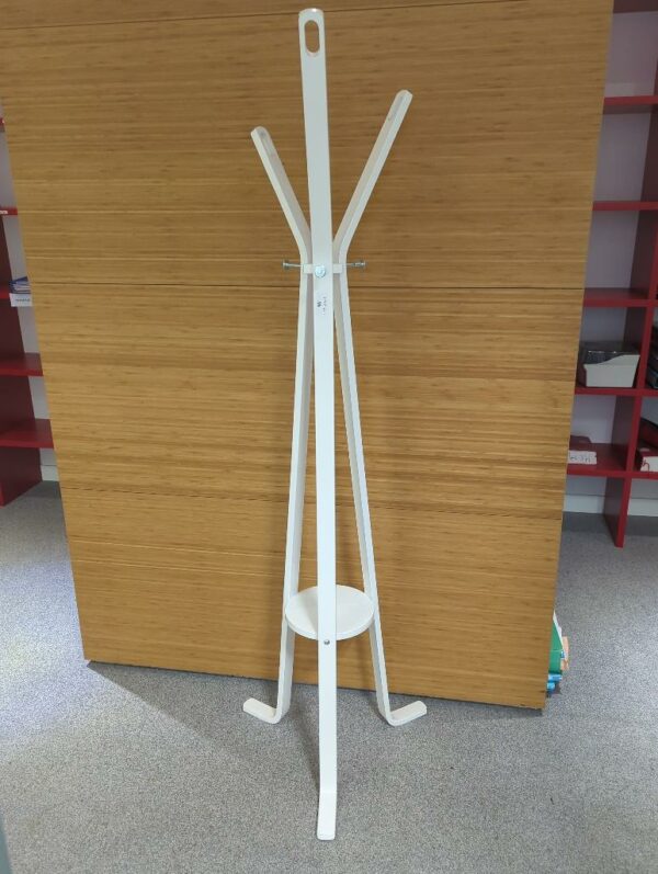 Porte manteau à 3 branches en bois blanc. hauteur 180 cm 
unités : 19
es, 1er, 2eme , 3eme