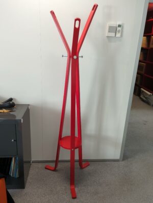 Porte manteau à 3 branches en bois rouge hauteur 180 cm 
unités : 12
es14, es8, 1-28, 2-53, 2-67, 2-66, 2-61, 3-86, 3-80, 3-78, 516, 517b