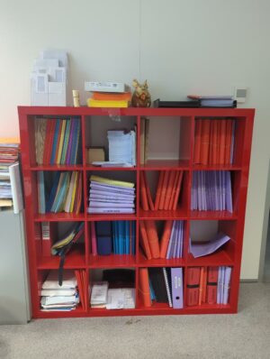 Meuble bibliothèque en bois laqué rouge à 16 compartiments. 149 x 149 x 39 cm.
unités : 15
(es), 1-29, 2-65, 2-61, 3-86, 3-94, 3-85, 3-84, 512, 520