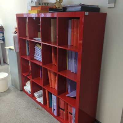 Meuble bibliothèque en bois laqué rouge à 16 compartiments. 149 x 149 x 39 cm.
unités : 15
(es), 1-29, 2-65, 2-61, 3-86, 3-94, 3-85, 3-84, 512, 520
