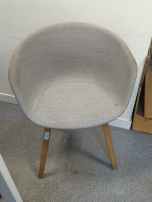 Fauteuil design Hee wheeling modèle about A Chair édition Hay recouvert de tissu chiné gris clair, piétement en bois naturel. 80 x 59 x 46 cm. (taches)
unités : 19
 es10 / rdc/  R.0, 3-76, 3-75