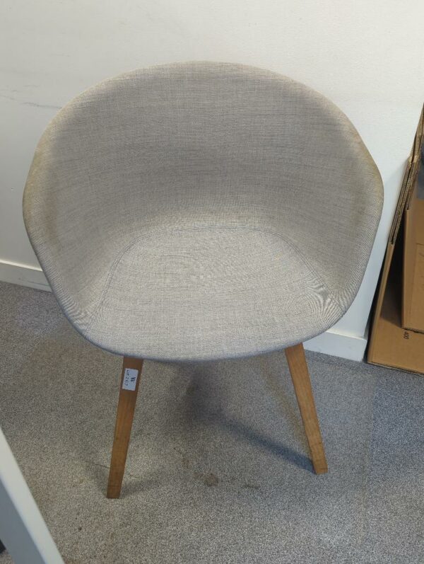 Fauteuil design Hee wheeling modèle about A Chair édition Hay recouvert de tissu chiné gris clair, piétement en bois naturel. 80 x 59 x 46 cm. (taches)
unités : 19
 es10 / rdc/  R.0, 3-76, 3-75