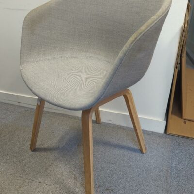 Fauteuil design Hee wheeling modèle about A Chair édition Hay recouvert de tissu chiné gris clair, piétement en bois naturel. 80 x 59 x 46 cm. (taches)
unités : 19
 es10 / rdc/  R.0, 3-76, 3-75