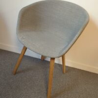 Fauteuil design Hee wheeling modèle about A Chair édition Hay recouvert de tissu chiné gris clair, piétement en bois naturel. 80 x 59 x 46 cm. (taches)
unités : 19
 es10 / rdc/  R.0, 3-76, 3-75 – Image 3