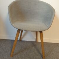 Fauteuil design Hee wheeling modèle about A Chair édition Hay recouvert de tissu chiné gris clair, piétement en bois naturel. 80 x 59 x 46 cm. (taches)
unités : 19
 es10 / rdc/  R.0, 3-76, 3-75 – Image 4