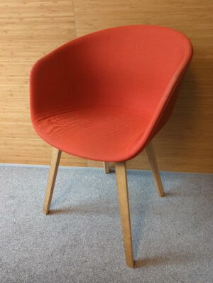 Fauteuil design Hee Welling modèle About A Chair édition Hay, structure en bois naturel, garniture en tissu rouge. 80 x 59 x 50 cm.
unités : 25
rdc,  rdc haut, 3-74