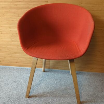 Fauteuil design Hee Welling modèle About A Chair édition Hay, structure en bois naturel, garniture en tissu rouge. 80 x 59 x 50 cm.
unités : 25
rdc,  rdc haut, 3-74
