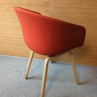 Fauteuil design Hee Welling modèle About A Chair édition Hay, structure en bois naturel, garniture en tissu rouge. 80 x 59 x 50 cm.
unités : 25
rdc,  rdc haut, 3-74 – Image 3