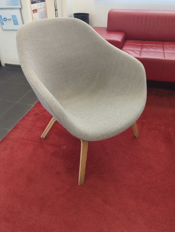 Fauteuil bas design Hee Welling modèle About a Lounge édition Hay recouvert de tissu gris piètement bois naturel. 
80 x 76 x 55 cm
unités :2
rdc accueil , 3-95
