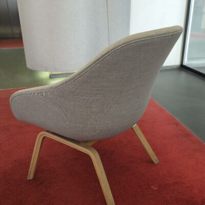Fauteuil bas design Hee Welling modèle About a Lounge édition Hay recouvert de tissu gris piètement bois naturel. 
80 x 76 x 55 cm
unités :2
rdc accueil , 3-95