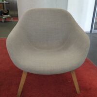 Fauteuil bas design Hee Welling modèle About a Lounge édition Hay recouvert de tissu gris piètement bois naturel. 
80 x 76 x 55 cm
unités :2
rdc accueil , 3-95 – Image 3