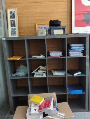 Meuble bibliothèque en bois laqué gris à 16 compartiments. 149 x 149 x 39 cm.
unités :5
 es8, 1er, 3-84