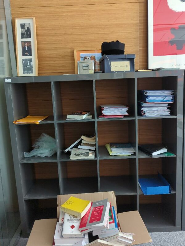 Meuble bibliothèque en bois laqué gris à 16 compartiments. 149 x 149 x 39 cm.
unités :5
 es8, 1er, 3-84