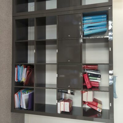 Meuble bibliothèque en bois laqué gris à 16 compartiments. 149 x 149 x 39 cm.
unités :5
 es8, 1er, 3-84