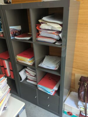 Meuble bibliothèque en bois laqué gris à 8 compartiments dont 1 porte et 2 tiroirs. 
unités : 6
es8, 1er haut, 3-82, 3-71, 515b