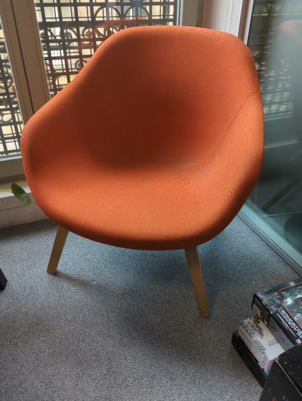 Fauteuil bas design Hee Welling modèle About A Lounge édition Hay recouvert de tissu orange, piètement en bois naturel. 
80 x 76 x 55 cm
unités : 3
 1-40, 2eme bas, 3-73