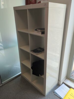 Meuble bibliothèque à 8 compartiments en bois laqué blanc.
unités : 3
1-30, 1-31, 1-19