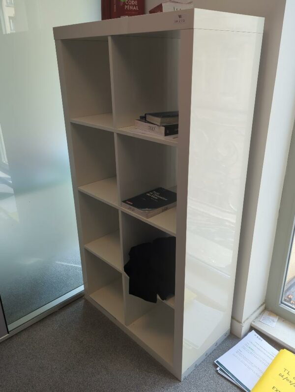 Meuble bibliothèque à 8 compartiments en bois laqué blanc.
unités : 3
1-30, 1-31, 1-19
