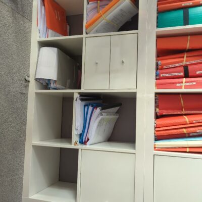 Meuble bibliothèque en bois laqué blanc à 8 compartiments dont 1 porte et 2 tiroirs, différentes configurations. 79 x 149 x 39 cm
unités : 5

2-55, 2-65, 3-81