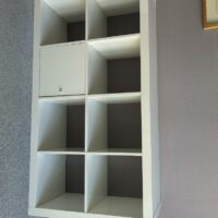 Meuble bibliothèque en bois laqué blanc à 8 compartiments dont 1 porte et 2 tiroirs, différentes configurations. 79 x 149 x 39 cm
unités : 5

2-55, 2-65, 3-81 – Image 3