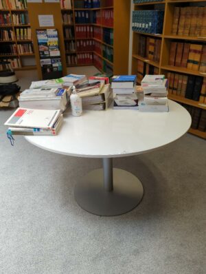 Table ronde, plateau en bois laqué blanc, piètement colonne en acier gris sur base circulaire. 73 x 120 cm.
unités : 1
bibliothèque -2