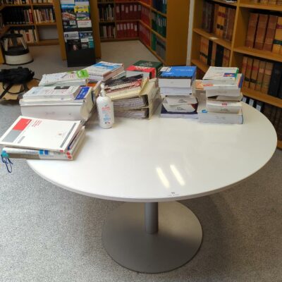 Table ronde, plateau en bois laqué blanc, piètement colonne en acier gris sur base circulaire. 73 x 120 cm.
unités : 1
bibliothèque -2
