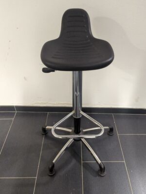 Tabouret pivotant ajustable en hauteur de marque Sokoa, assise en plastique noir, structure en acier chromé piètement en étoile à 5 branches sur patins. 80 à 98 x 57 x 57 cm
unités : 1 
-2 repro