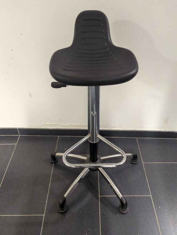 Tabouret pivotant ajustable en hauteur de marque Sokoa, assise en plastique noir, structure en acier chromé piètement en étoile à 5 branches sur patins. 80 à 98 x 57 x 57 cm
unités : 1 
-2 repro